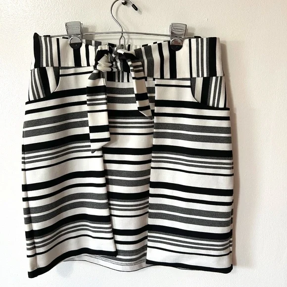 Women's cabi Grandstand Ponte Knit Black White Stripe Faux Wrap Pencil Skirt - Picture 2 of 16
